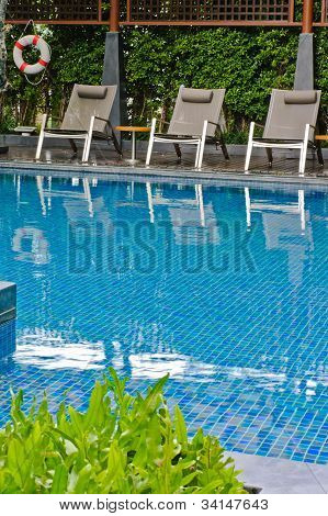 Piscina con sedie