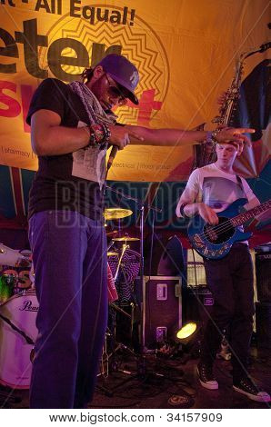 Wyzeleigh de Exeter baseado banda N.U.M.B. tocando ao vivo no Big Top do mundo
