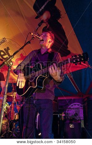Ben Daughtry de Exeter baseado banda N.U.M.B. tocando ao vivo no Big Top do mundo