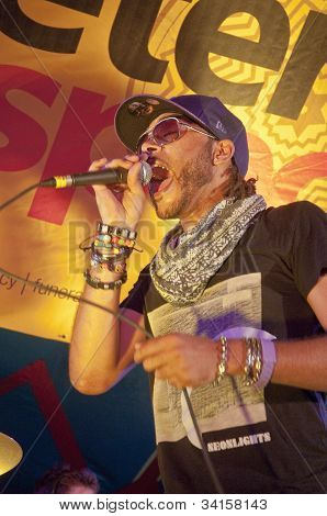 Wyzeleigh de Exeter baseado em banda N.U.M.B. tocando ao vivo