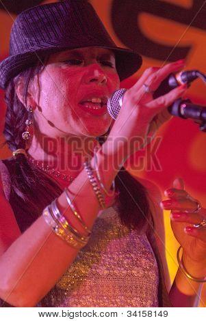 Yasmin Licinio de Exeter baseado banda N.U.M.B. tocando ao vivo no Big Top do mundo