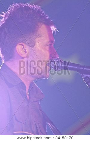 Ben Daughtry de Exeter baseado banda N.U.M.B. tocando ao vivo no Big Top do mundo
