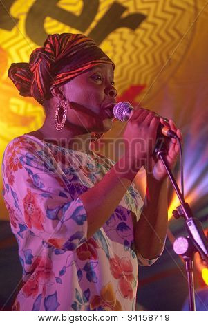 Irene Oludolapo fra den Afro-funk Band Bronzehead optræder Live i verden Big Top