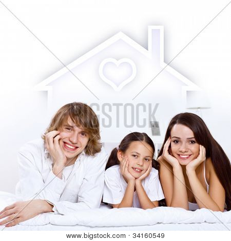 Ung familie med en datter og hus