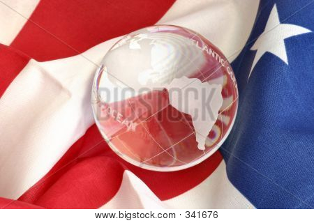Glas Globe und amerikanische Flagge