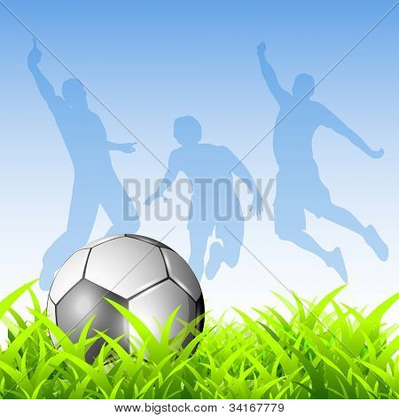 Bola de futebol brilhante na grama verde, silhueta de jogadores de futebol ou jogadores de futebol no jogo de ação e