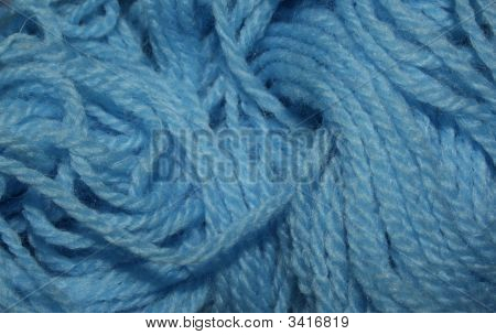 Un rotolo di filo blu