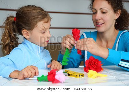 Mutlu anne ve kızı doku kağıt yapay gül yapmak; Kız odaklanmak