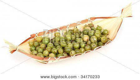 Grüne Stachelbeere in Korb, isolated on white