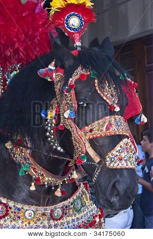 พาเหรด folkloristic ของรถยนต์ม้าดั้งเดิมในซิซิลี