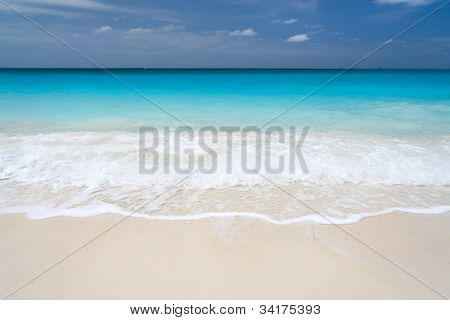 ชายหาดสวยงามที่เกาะคาริเบียนโพรวิเดนเชียลส์ในหมู่เกาะเติกส์และเคคอส