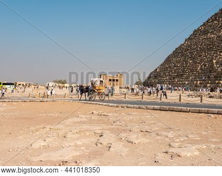 Giza, Cairo, Egypt - September 30, 2021: Pyramid Of Cheops, The Largest Of The Egyptian Pyramids. Pe