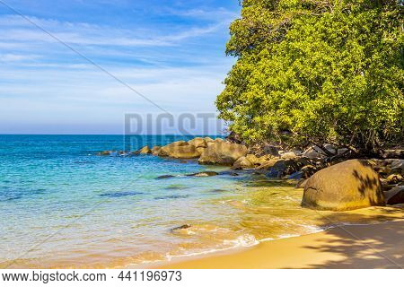 Small Sandy Beach Lamru Nationalpark Khao Lak Phang-nga Thailand.