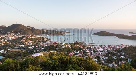 Puesta de sol sobre Charlotte Amalie St Thomas