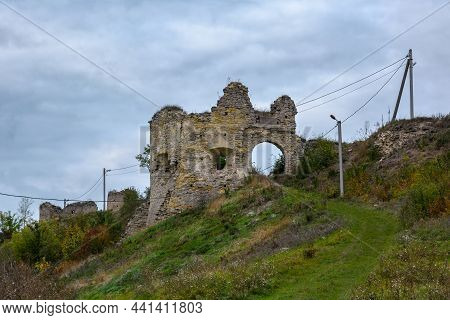Autumn Landscape With A View Of The Sydoriv Castle, Ukraine. Leaf Fall Day. An Ancient Fortification