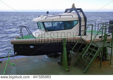 Multifunctional Davit Boat, Cargo Ship Lifeboat, Boat On Mounting Bracket.