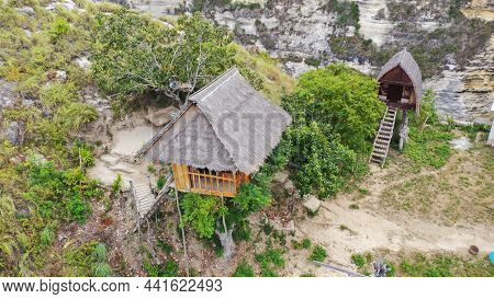 Rumah Pohon Treehouse On Nusa Penida Island In Bali Overlooking Diamond Beach