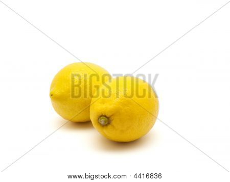 Due limoni su sfondo bianco