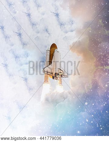 Spaceship Takes Off Into The Starry Sky. Rocket Starts Into Space. Concept , Elements Of This Image