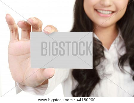 Biglietto da visita o cartello bianco - ritratto di una donna bella Business tenendo una Notecard vuota.