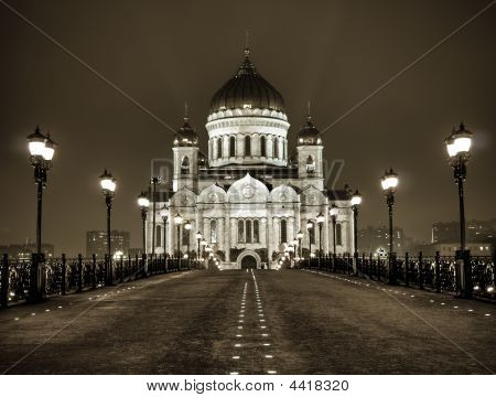 Catedral de Cristo Salvador na noite de Moscou vista da ponte