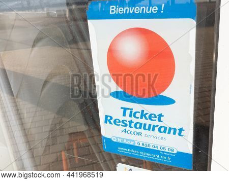 Bordeaux , Aquitaine France - 03 22 2021 : Ticket Restaurant Edenred Brand Logo And Text Sign Front 
