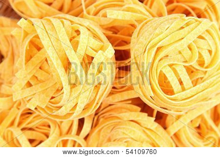 background of tagliatelle paglia e fieno