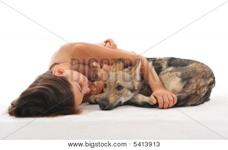 Giovane ragazza e il suo cucciolo