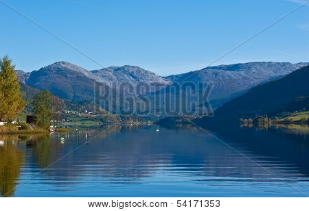 Oppheimsvatnet Lake