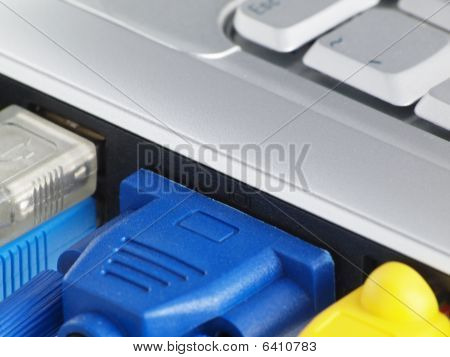 Ordinateur portable avec Muliti Color branché Ports bouchent
