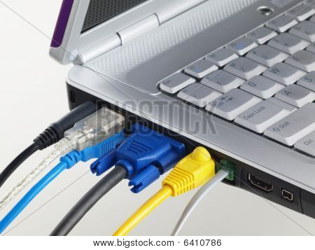 Ordinateur portable avec Muliti Color branché dans les Ports