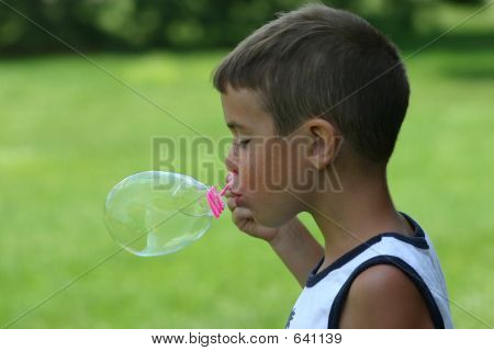 シャボン玉を吹く少年