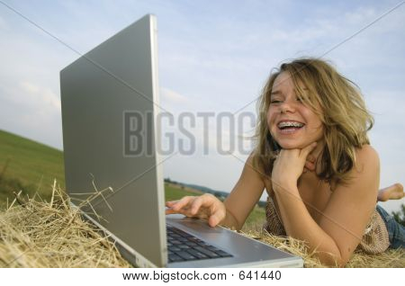 Hezká dívka, pracovat na notebooku