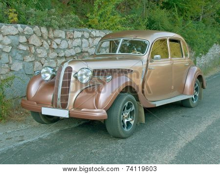 Antique vintage car road, isolated, jpeg file contain clipping path