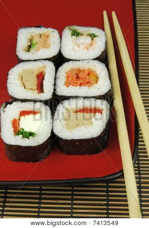 Sushi Futomaki mit Stäbchen