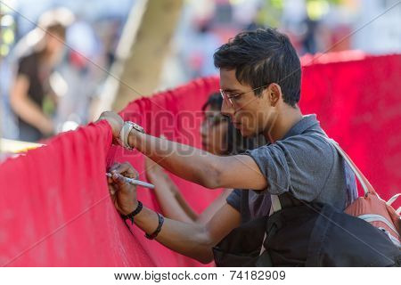 Wrtiting On Memorial Aids Ribbon