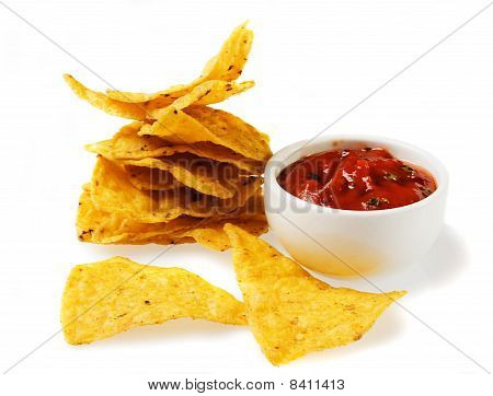 Batatas fritas de pacote isoladas no branco