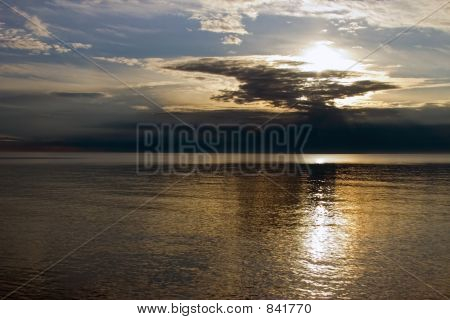 Dramatisk himmel lige før solnedgang