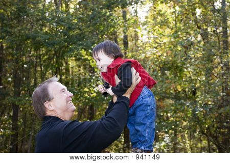 Nonno e nipote giocando