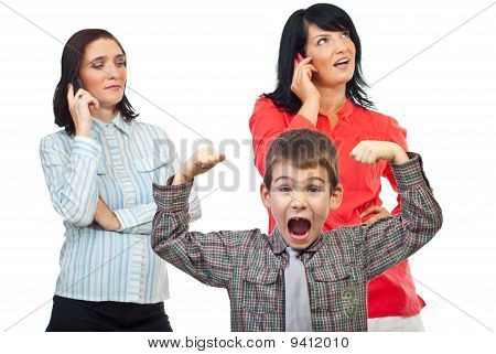 เด็ก exasperated Shout เกี่ยวกับผู้หญิงบนโทรศัพท์