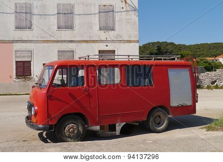 A red fire department wagon in Kraj