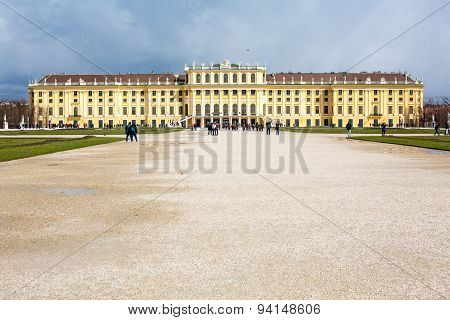 Schonbrunn Palace and tourists walking around