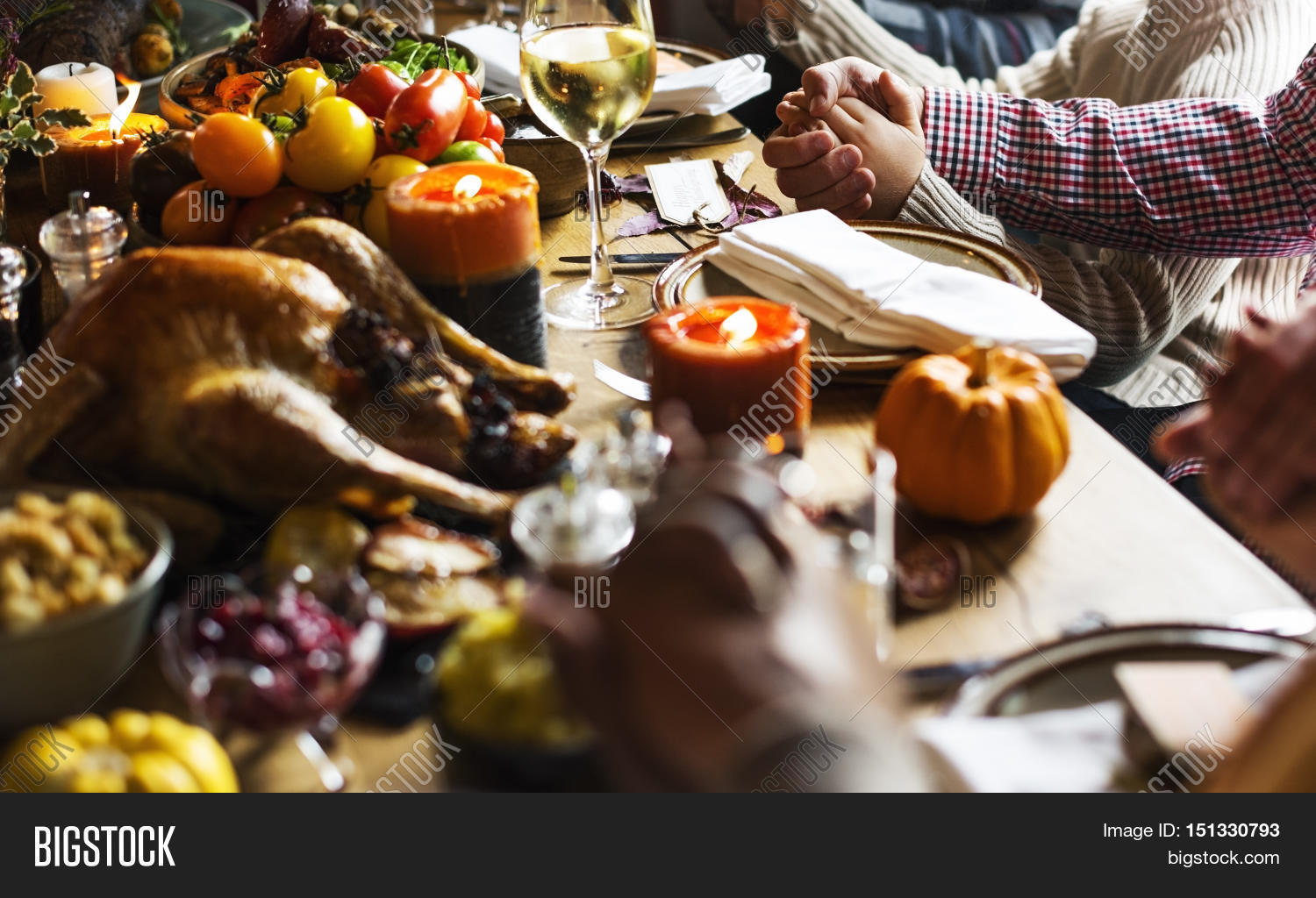 Традиционный образ жизни. Хюгге ужин. Ужин в стиле хюгге. Атмосфера дня Благодарения. Вечеринка в стиле hugge.