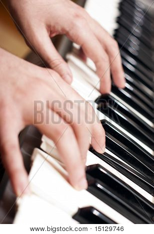 Tocando piano