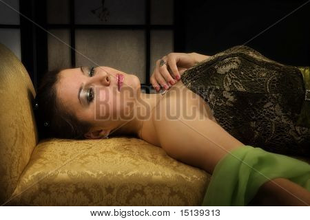 Elegante Dame In einem luxuriösen Boudoir