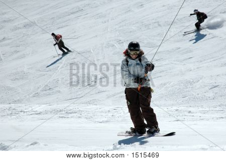 Snowboard ragazza in ascensore