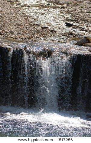 Pequeña cascada de Alpins