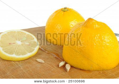 Cortar el limón con semillas en tabla de cortar de madera
