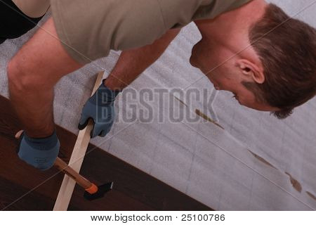 um trabalhador manual, colocando tábuas