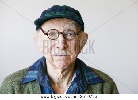 Senior Mann in Gläser und einen Pullover